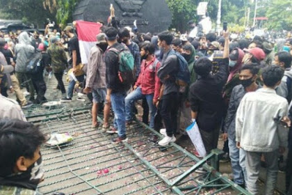 Aksi Demo Demo Tolak Omnibus Law Robohkan Pagar Gedung DPRD Jateng
