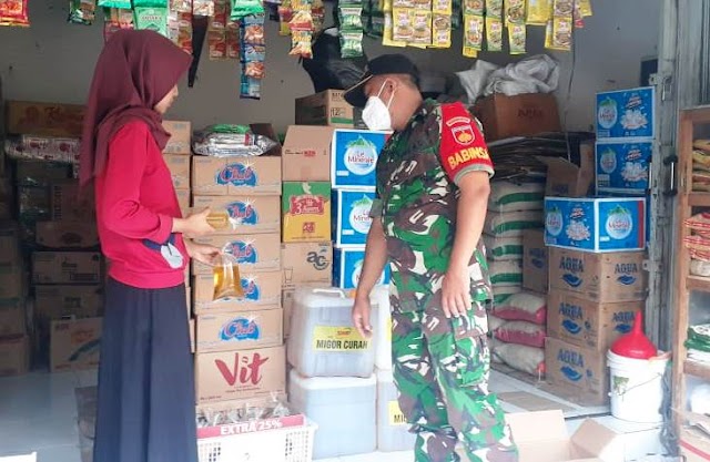  Danramil 09/Grogol Bersama Anggota Cek Stok Dan Harga Minyak Goreng Di Kecamatan Grogol 