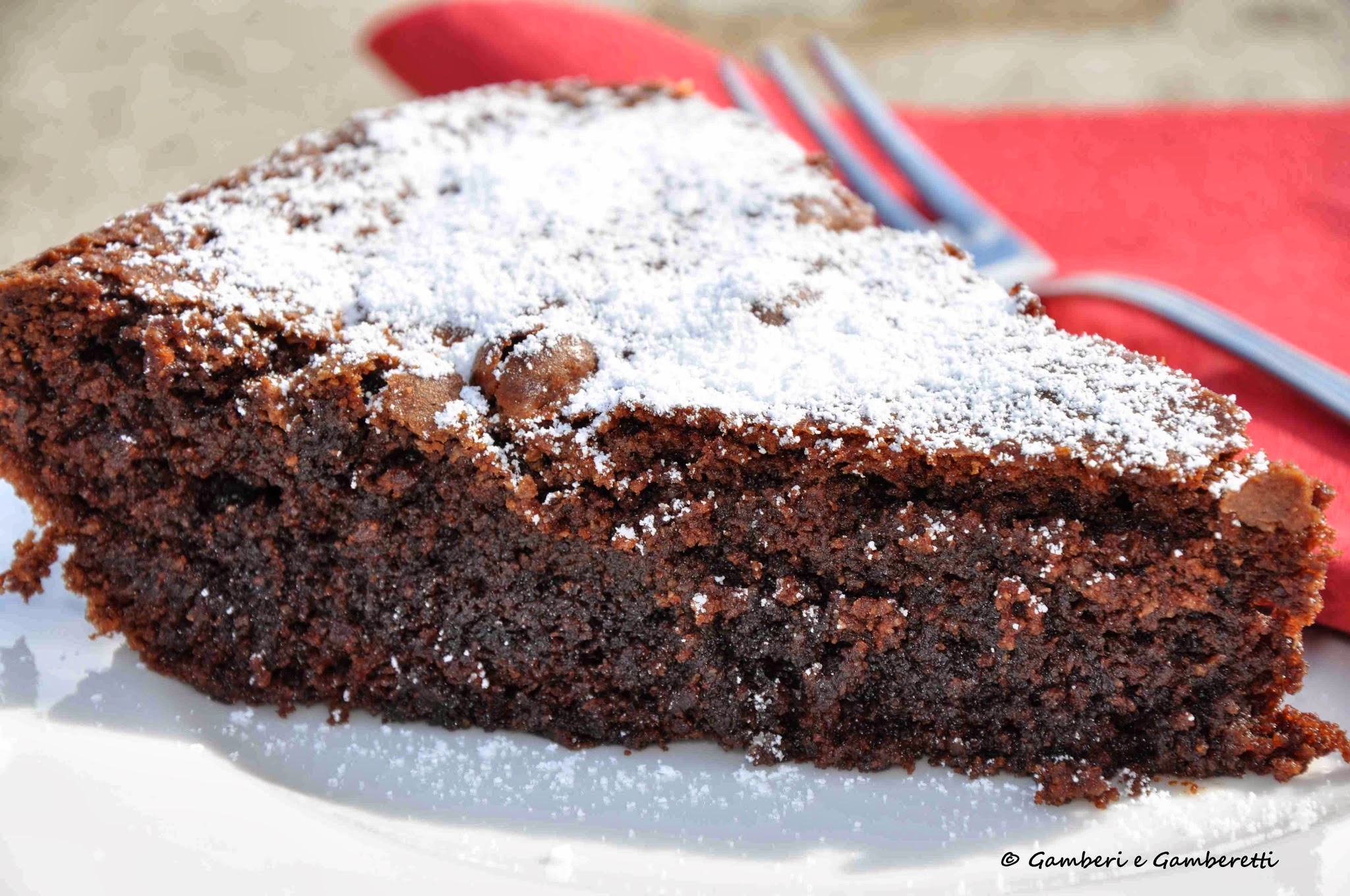 Csokoládé illatú és színű, könnyű, szivacsos jellegű, morzsálódó torta.