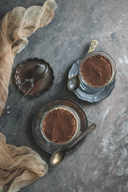 Tiramisu składa się z warstw podłużnych biszkoptów nasączonych mocną kawą z dodatkiem migdałowego likieru amaretto, przełożonych kremem z serka mascarpone i  jajek, całość posypana gorzkim kakao