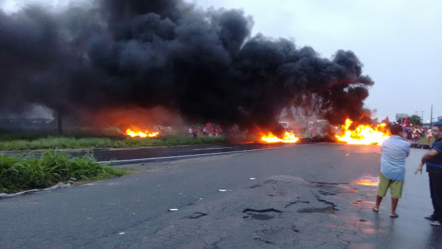 http://www.blogdofelipeandrade.com.br/2016/05/mst-realiza-protesto-na-br-101-em.html