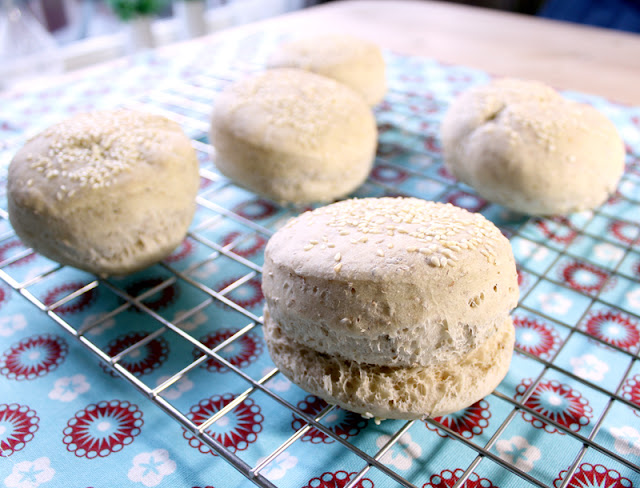 Oppskrift Hjemmebakte Burgerbrød Perfekte Hamburgerbrød Sesamfrø Halvgrove Rugmel