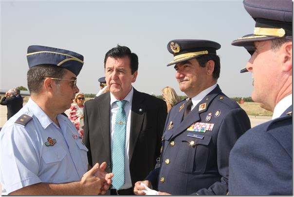 El Secretario General junto al General Gómez Rojo y otros mandos del Ejército del Aire