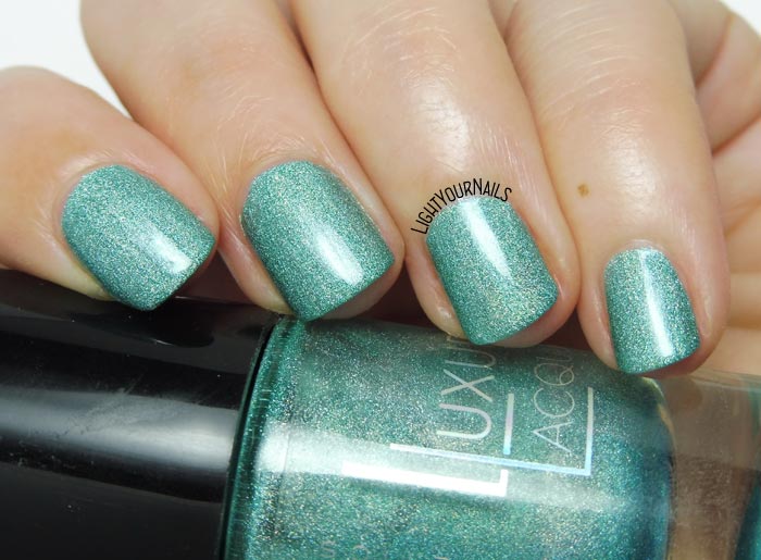 Smalto olografico verde acqua Catrice Luxury Lacquers Holo in One holo aqua green nail polish #nails #catrice #lightyournails