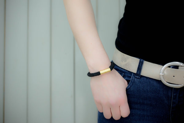 Selbstgemachte Armbänder aus Strick Selbstgemachte Armbänder aus Strick