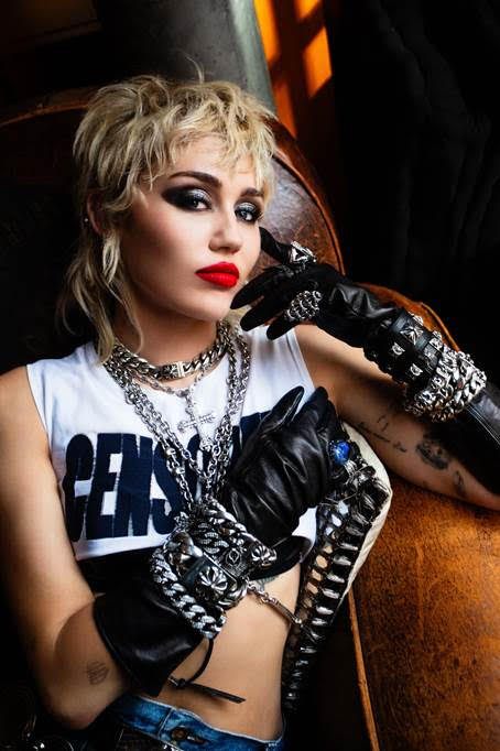 Miley Cyrus le da un buen toque de rock al pop contemporáneo con su nuevo disco
