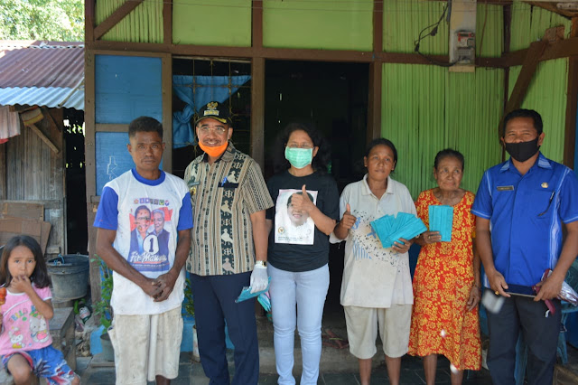 Jefirstson dan Hilda Riwu Kore Bagikan 1000 Masker ke Masyarakat di Kota Kupang