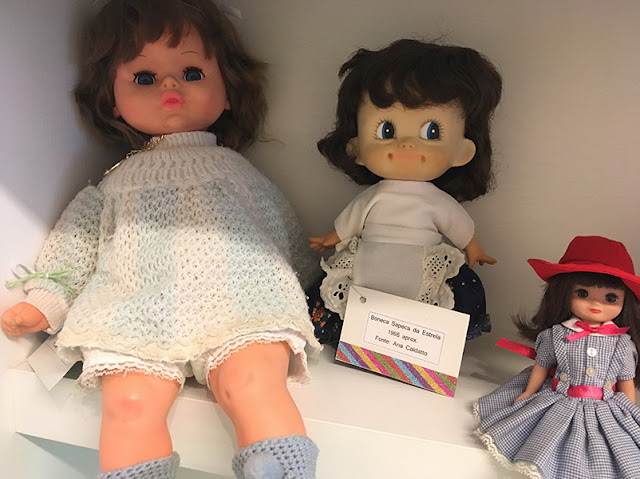 exposição de brinquedos retrôs e antigos