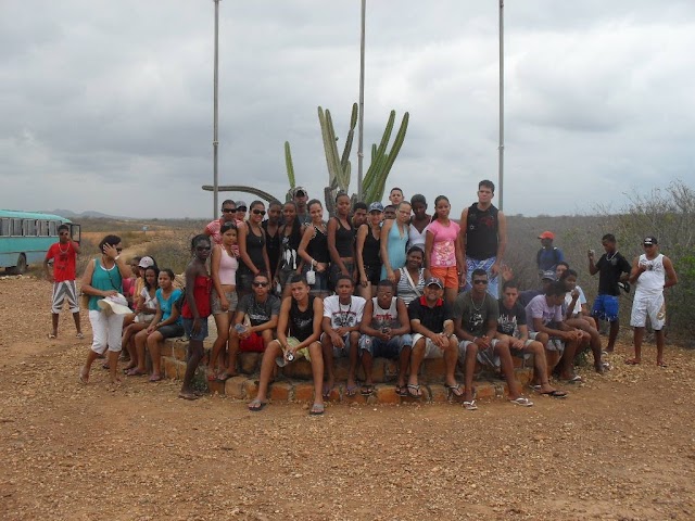 ALUNOS DO COLÉGIO EDGARD SANTOS VISITAM AS CIDADES DE PAULO AFONSO E CANUDOS