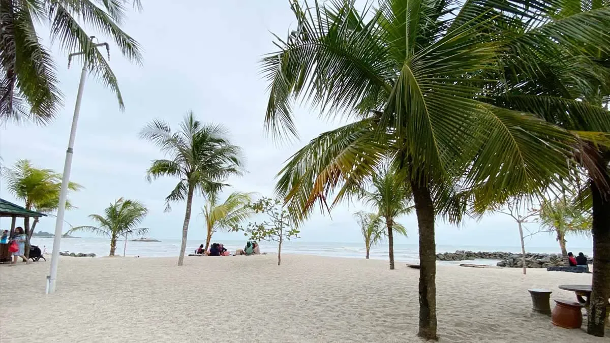 Pemandangan Pantai Batu Bedaun