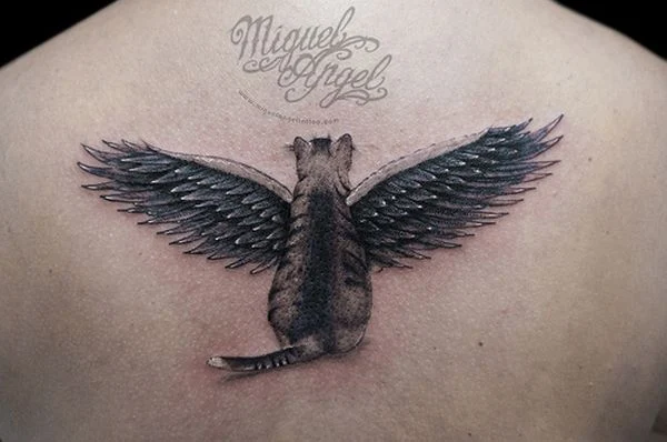 chica con tatuaje de gato