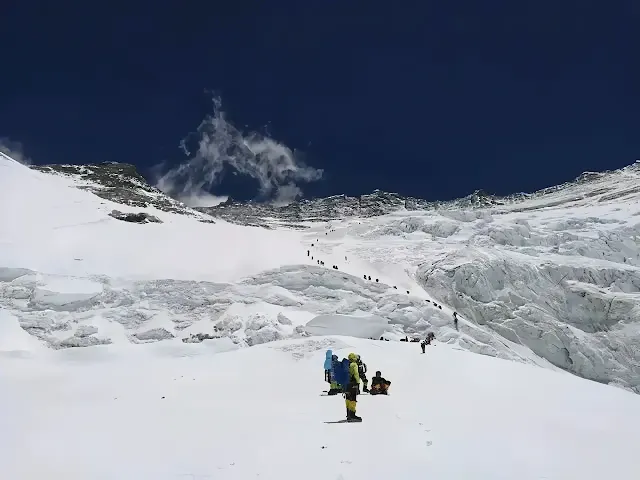 Tại sao các nhà leo núi thường khởi hành chinh phục đỉnh Everest vào lúc nửa đêm