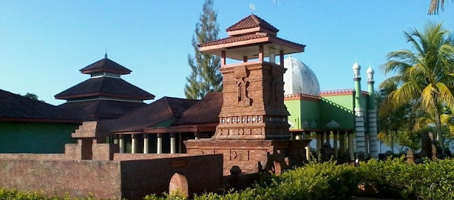 bangunan masjid ini adalah menara berbentuk candi bercorak Hindu Majapahit