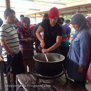 Gambar Tengku Mahkota Pahang (TMP) Bersama Keluarga Membantu Mangsa Banjir Di Kuantan