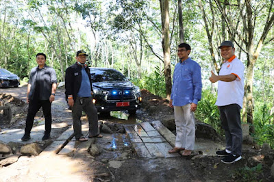 Wakil Bupati Garut, dr. Helmi Budiman melakukan monitoring pembangunan jalan di Cihaurkuning yang berlokasi di Kecamatan Cisompet, Kabupaten Garut, Jum'at (20/5/2022)