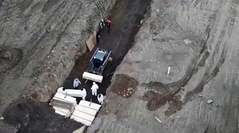 VIDEO: Docenas  de fallecidos por coronavirus son sepultados en fosas comunes en Cementerio de los Muertos sin Nombres