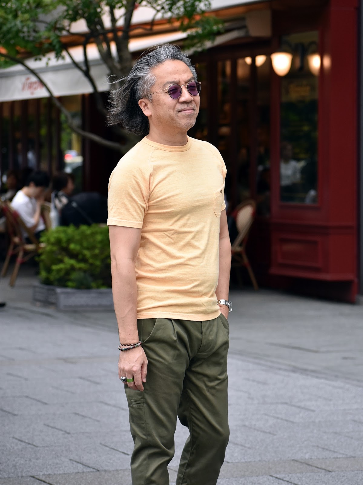 40代以上のメンズtシャツ スタイルは長いパンツと合わせる