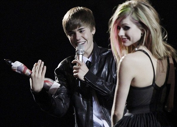  Bieber accepts International Breakthrough Act Award from Avril Lavigne