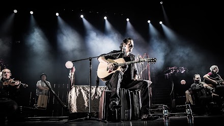 Ricardo Arjona lleva su Viaje Tour a la escuela de la Fundación Adentro