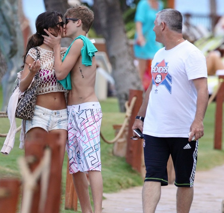 selena gomez bikini hawaii. Justin Bieber And Selena Gomez