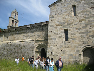 Foto de la excursión visitando una iglesia de Puebla de Sanabria