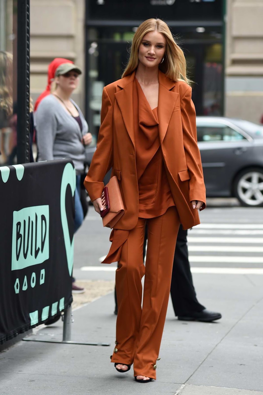 Rosie Huntington-Whiteley – Celebrity Street Style Fashion in New York City