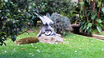 Escultura de águia no jardim