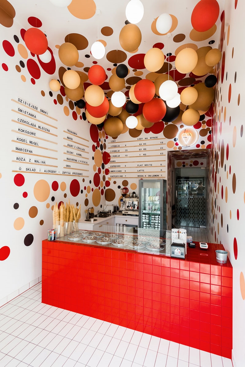 Esta tienda de helados utilizó una combinación de puntos y bolas de colores para su decoración