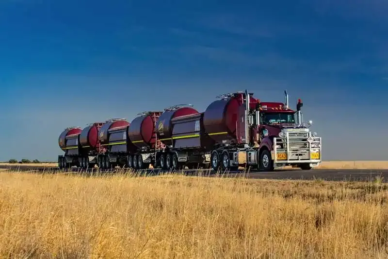 Super rodotrem com tanques e caçambas no mesmo implemento