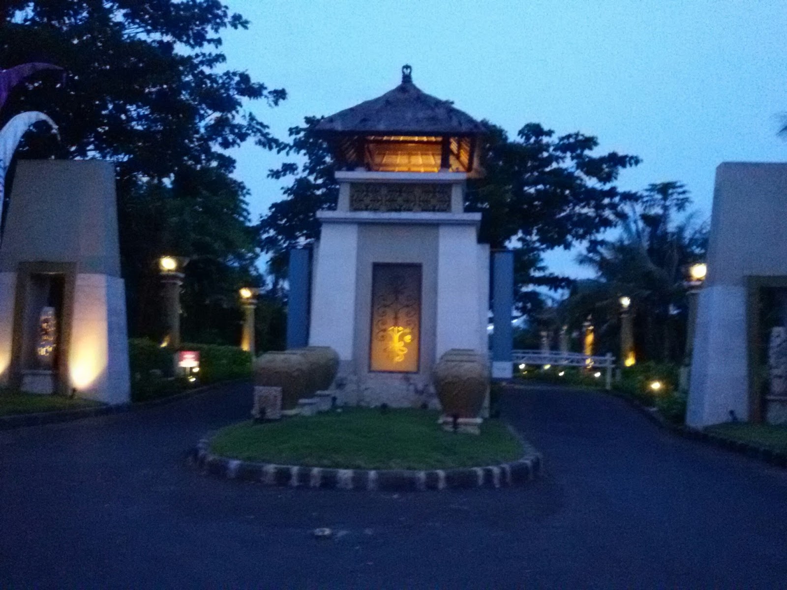 Dari Bandara I Gusti Ngurah Rai saya dijemput menuju Mercure Nusa Dua Hotel Saya sudah membayangkan hotel ini berada persis di sisi pantai seperti saat