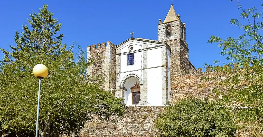 Igreja-Matriz-ou-de-Nossa-Senhora-das-Candeias-século-XVII-em-Mourão-com-o-guia-alentejo