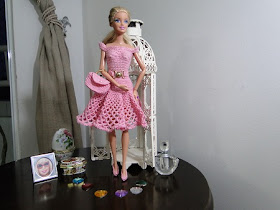 Barbie com vestido e acessórios de crochê por Pecunia MillioM
