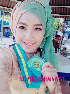 Hijab Dua Warna Wisuda