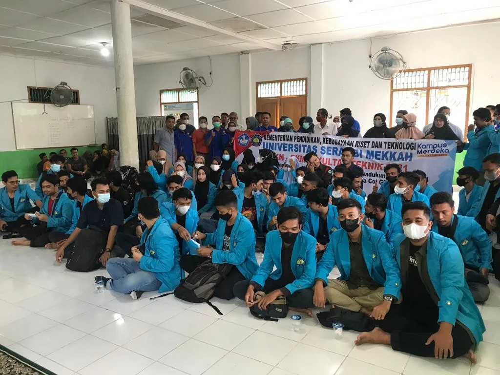 Banda Aceh | Faktultas Teknik Universitas Serambi Mekkah (FT USM) melakukan kegiatan Pengabdian Kepada Masyarakat (PKM) dan Kerja Kuliah Nyata (KKN) semester ganjil 2021/2022. Gampong Lambeugak Kec. Kuta Cok Glie Kab. Aceh besar.   "Bahwa Perguruan Tinggi memiliki peran penting dalam pembangunan masyarakat menjadi lebih baik sesuai dengan perannya. Fakultas itu sendiri merupakan tonggak dalam  mewujudkan Tri dharmanya  yang bernama Tri dharma Perguruan Tinggi yaitu pendidikan dan pengajaran,  penelitian dan pengabdian kepada masyarakat."Kata Zulfan selaku Wakil Dekan I dalam sambutannya, Sabtu 25 September 2021   Zulfan menambahkan, ada lima program Kegiatan KKN-PKM Fakultas Teknik Universitas Serambi mekkah yang dilaksanakan pada semester Ganjil tahun ajaran 2020/2021.   Yang diikuti oleh 51 mahasiswa yang terdiri dari 4 (Empat) program studi ( Teknik Komputer, Teknik Kimia, Teknik Industri dan Teknik Lingkungan).   Dari jumlah 51 mahasiswa  di bagi dalam 5 kelompok kegiatan KKN-PKM ini. Setiap kelompok mahasiswa dibimbing oleh 4-5 orang dosen pembimbing atau dosen pendamping.   Sementara Asrul Keuchik Gampong Lambeugak, selaku Fasilitator mengatakan bahwa sangat senang dengan adanya program kegiatan KKN-PKM dari Fakultas Teknik Universitas Serambi Mekkah.   Kegiatan tersebut turut dihadiri Para Ketua Prodi dalam lingkungan Faktultas Teknik dan Dosen pengajar.