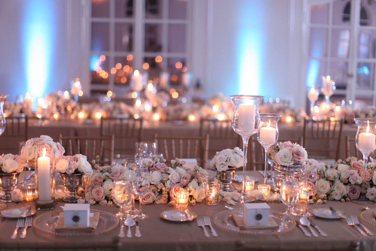 gold and white table decor for weddings