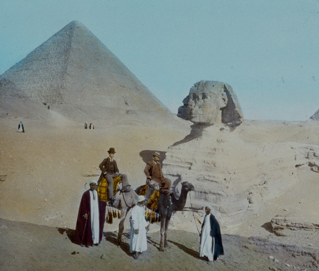 Những người đàn ông cưỡi lạc đà bên cạnh Kim tự tháp và tượng Nhân sư Giza ở Ai Cập. Ảnh chụp năm 1895. 