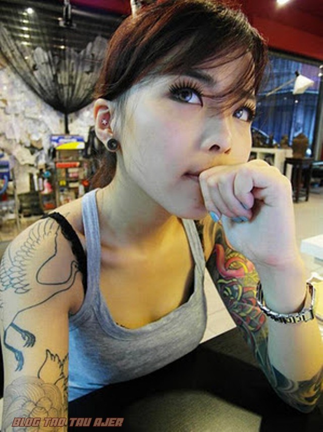 aksi+gadis+cun+berbogel+bertatoo+di+bada