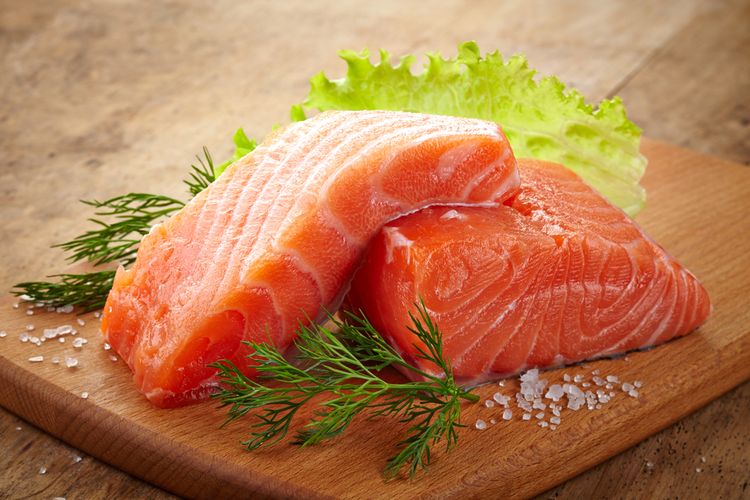 Ikan berlemak seperti salmon, sarden, dan mackerel mengandung asam lemak omega-3, terutama DHA (docosahexaenoic acid) dan EPA (eicosapentaenoic acid). Asam lemak ini sangat penting untuk perkembangan dan fungsi otak. DHA, misalnya, dapat meningkatkan kognisi dan daya ingat dengan menjadi bagian penting dari membran sel otak.