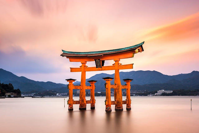 Nhật Bản có đến 500 đền Thần đạo tên Itsukushima, nhưng ngôi đền ở Hiroshima là nơi nổi tiếng và được nhiều người biết đến nhất. Nó được xây từ năm 593, trải qua nhiều giai đoạn thăng trầm lịch sử, đến nay trở thành điểm du lịch hút khách, đồng thời được UNESCO công nhận là di sản văn hóa thế giới vào năm 1996.     Kiến trúc ở đây nổi bật nhất là cổng Torii cao 16 m, phần mái dài 24 m với cột chính cấu tạo từ những cây độc mộc, có thể tự đứng vững mà không cần chôn dưới đất. Khu đền được xây phía trên bờ biển trước núi Misen của đảo Miyajima, còn cổng nằm ở phía xa. Những ngày thủy triều cao, cả khu vực này nổi trên mặt nước biển, khung cảnh rất đẹp. Du khách có thể ngắm mặt trời mọc ở đây. Còn nếu muốn đến gần cánh cổng, bạn phải đợi lúc thủy triều rút mới lội ra được. Sau khi mặt trời lặn, cả khu đền và cổng Torii được chiếu sáng bằng đèn cho đến 23h, tạo nên khung cảnh đẹp ngỡ ngàng. Tuy nhiên du khách không được vào đền sau khi mặt trời lặn mà chỉ có thể ngắm từ trên du thuyền. 