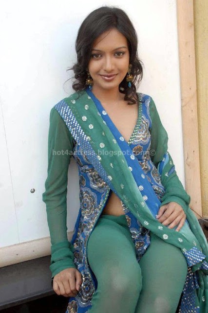 Katherine Theresa hot cleavage pics