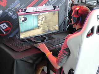 Un gamer jouant sur son PC