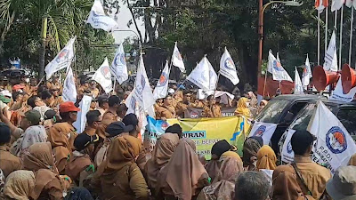 Tagih Janji Bupati, Ribuan Perangkat Desa Kepung Halaman Pendopo Kabupaten