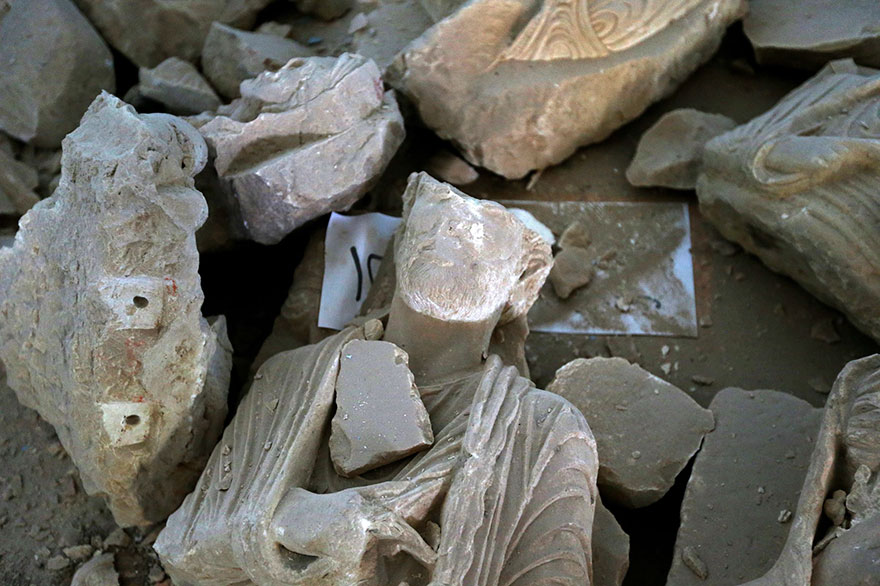 Shocking Pictures Illustrating Syrian Historical Monuments Destroyed By Daesh attacks - Ruins of a statue in the Palmyra museum