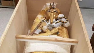 Ataúde de ouro maciço do rei Tutancâmon, que pesa cerca de 828 kg, ajusta-se à forma do corpo, e sua fabricação é tão perfeita que é considerado um dos achados mais primorosos do Egito.