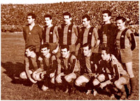 F. C. BARCELONA - Barcelona, España - Temporada 1961-62 - Pesudo, Segarra, Garay, Gracia, Gensana y Villaverde; Zaldúa, Kocsis, Evaristo, Pereda y Vicente - El BARCELONA, entrenado por Luis Miró hasta la jornada 13 y por Ladislao Kubala a partir de la 14, se clasificó 2º en la Liga de 1ª División