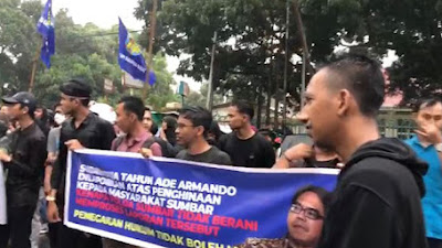 Aksi di Depan Mapolda Sumbar, Pemuda KNPI Minta Kasus Ade Armando Hina Orang Minang Diproses