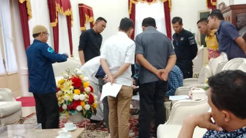 Terima Warga Komplek Indah Pratama I, Gubernur Sumbar Perintahkan PSDA Hentikan Pengerjaan Saluran Irigasi