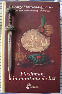 Portada del libro Flashman y la montaña de la luz, de George MacDonald Fraser