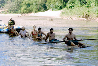 Paseo-río-barca-de-bambu-en-Tailandia
