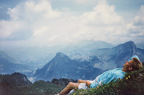 Moi, étendu dans l'herbe dans les Alpes suisses.